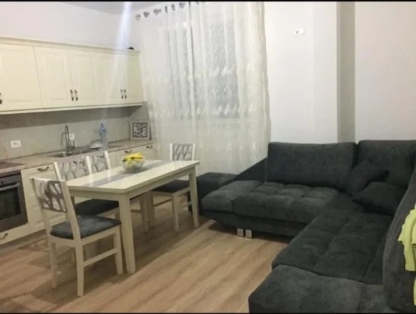 Tirane, jepet me qera apartament 3+1+Ballkon Kati 1, 340 m² 700 € (QYTET STUDENTI)