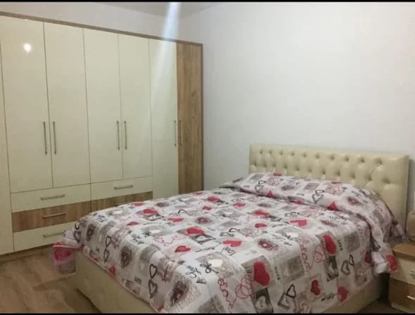 Tirane, jepet me qera apartament 3+1+Ballkon Kati 1, 340 m² 700 € (QYTET STUDENTI)