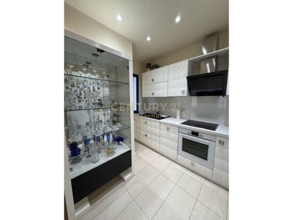 Tirane, jap me qera apartament 3+1+2+POST PARKIMI , 136 m² 1.300 € (Rruga e Kosovarëve)