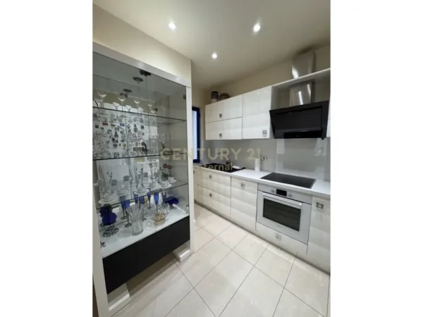 Tirane, jap me qera apartament 3+1+2+POST PARKIMI , 136 m² 1.300 € (Rruga e Kosovarëve)