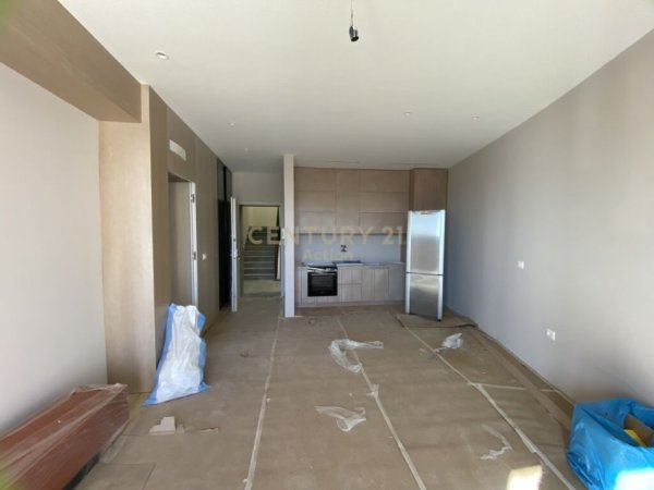 Tirane, jap me qera apartament 1+1+POST PARKIMI , 80 m² 1.100 € (Rruga e Kosovarëve)