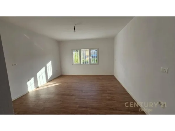 Tirane, shitet apartament 1+1 Kati 2, 75.000 € 