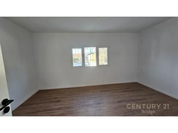 Tirane, shitet apartament 1+1 Kati 2, 75.000 € 