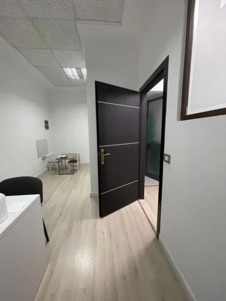 Tirane, shitet dyqan Kati 0, 32 m² 90.000 € (Selvia)