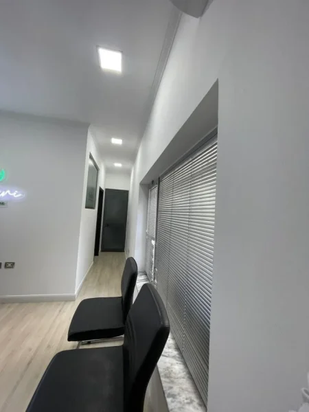 Tirane, shitet dyqan Kati 0, 32 m² 90.000 € (Selvia)