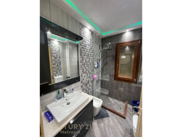 Tirane, jap me qera apartament 2+1+2 , 104 m² 650 € (Kopshti Botanik Zoologjik)