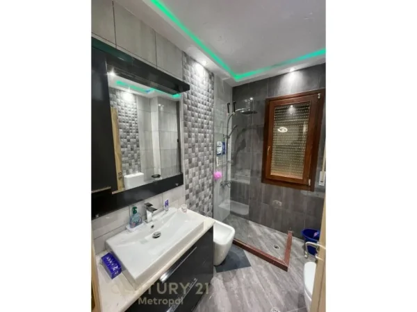 Tirane, jap me qera apartament 2+1+2 , 104 m² 650 € (Kopshti Botanik Zoologjik)