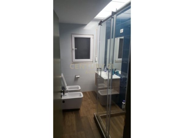 Tirane, jap me qera apartament 2+1+POST PARKIMI, 90 m² 650 € (Liqeni i Thatë)