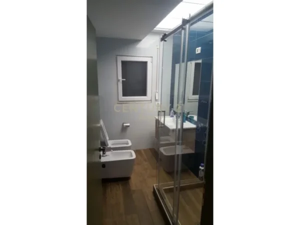 Tirane, jap me qera apartament 2+1+POST PARKIMI, 90 m² 650 € (Liqeni i Thatë)