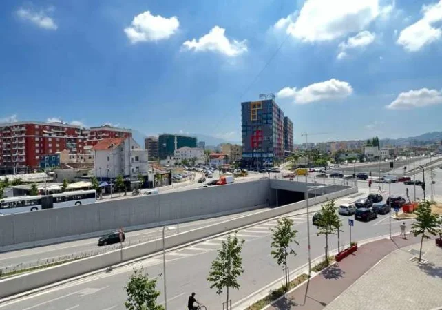 Tirane, jepet me qera dyqan Kati 0, 18 m² 200 € (astir)