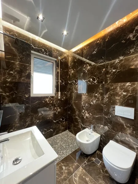 Tirane, shitet apartament 2+1+Ballkon Kati 1, 120 m² 210.000 € (Kopshti Botanik)