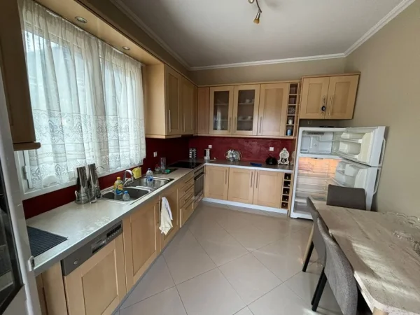 Tirane, jepet me qera apartament 2+1+Aneks+Ballkon Kati 2, 115 m² 450 € (selite)