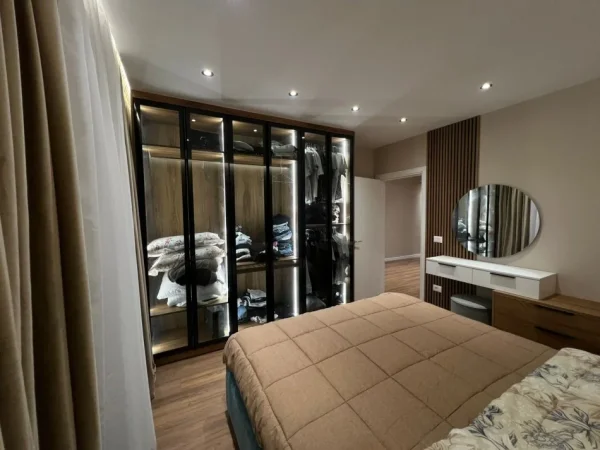 Tirane, jepet me qera apartament 2+1+Aneks+Ballkon Kati 3, 100 m² 600 € (astir)