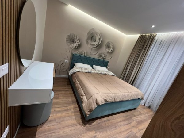 Tirane, jepet me qera apartament 2+1+Aneks+Ballkon Kati 3, 100 m² 600 € (astir)