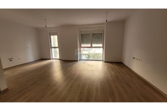 Tirane, jepet me qera zyre Kati 1, 120 m² 1.300 € (Faik Konica)