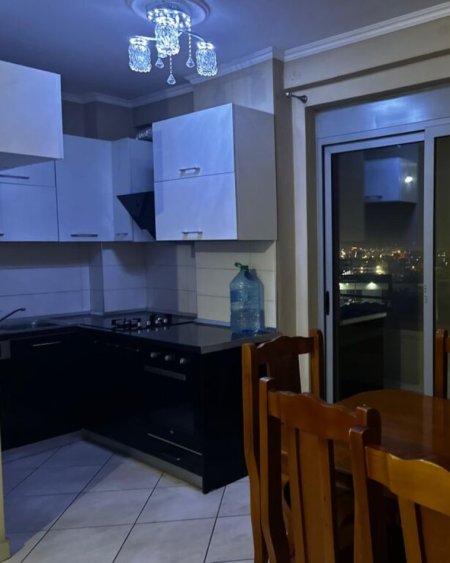 Tirane, jepet me qera apartament 2+1+Ballkon Kati 2, 90 m² 450 € (Spital Hygea)