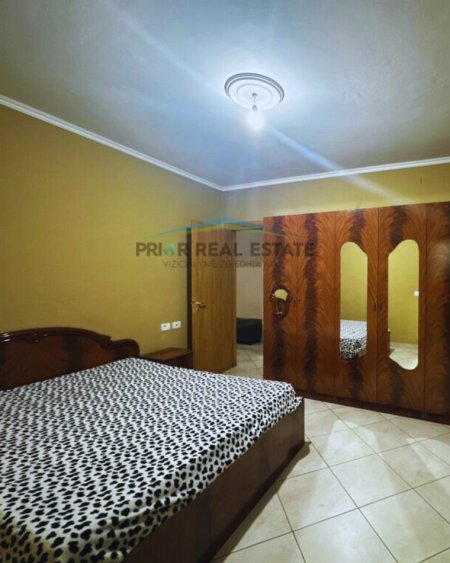 Tirane, jepet me qera apartament 2+1+Ballkon Kati 2, 90 m² 450 € (Spital Hygea)