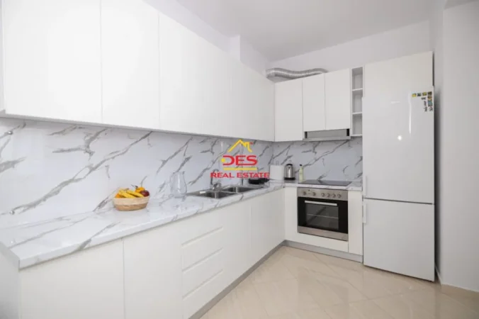 Vlore, jepet me qera apartament 2+1+Ballkon Kati 7, 108 m² 500 € (Rruga Sazani)