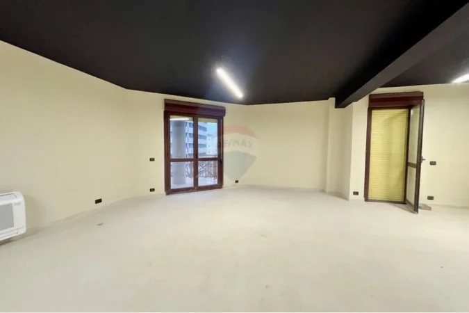 Tirane, jepet me qera Kati 8, 137 m² 1.850 € (Abdi Toptani Torre Drini)