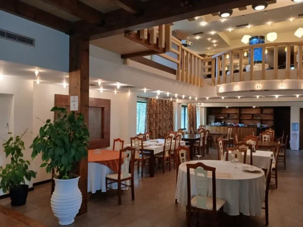 Lushnje Divjake, shitet hotel Kati 4, 1.200 m² 850.000 € (Divjake)