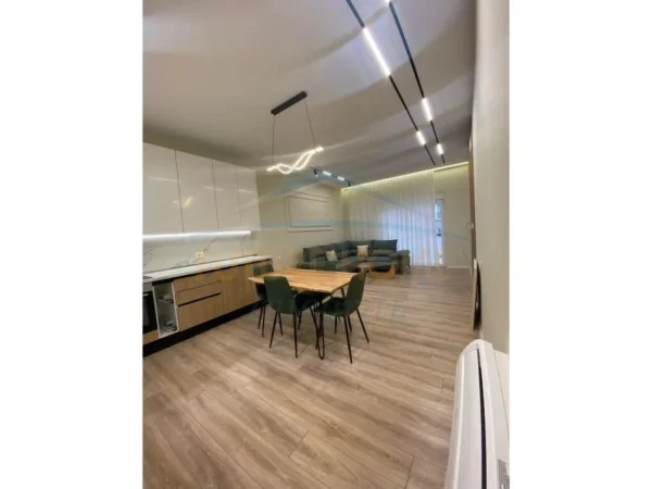 Tirane, jepet me qera apartament 2+1 Kati 1, 115 m² 700 € (ALI DEM)