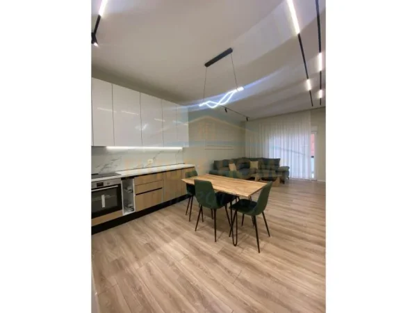Tirane, jepet me qera apartament 2+1 Kati 1, 115 m² 700 € (ALI DEM)