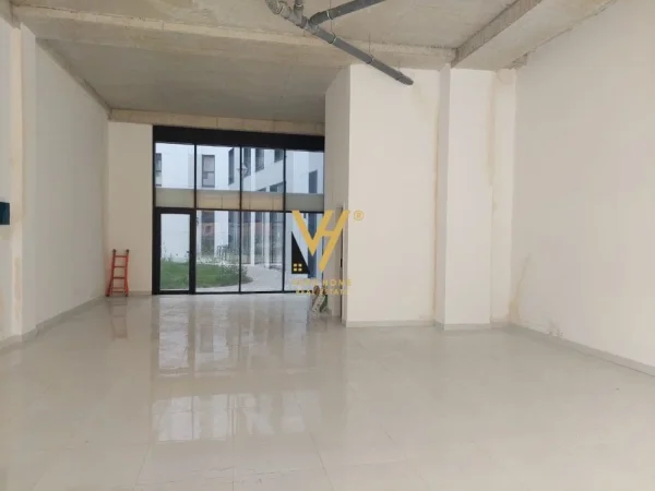 Tirane, shitet dyqan Kati 0, 117 m² 290.000 € (DON BOSKO)