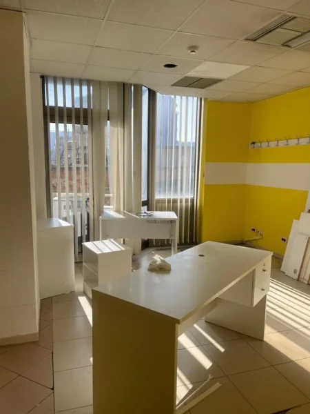 Tirane, jepet me qera zyre Kati 2, 210 m² 2.260 € (Sheshi Willson)