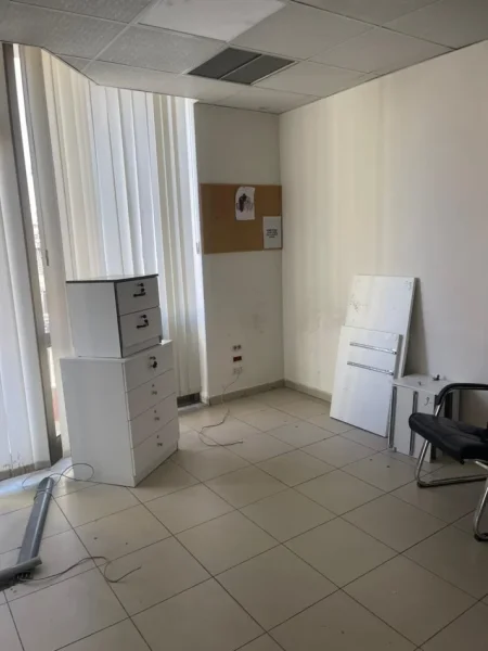 Tirane, jepet me qera zyre Kati 2, 210 m² 2.260 € (Sheshi Willson)