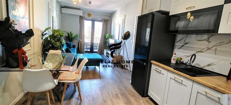 Tirane, jepet me qera apartament 1+1+Ballkon Kati 21, 78 m² 830 € (RRUGA E KAVAJES)