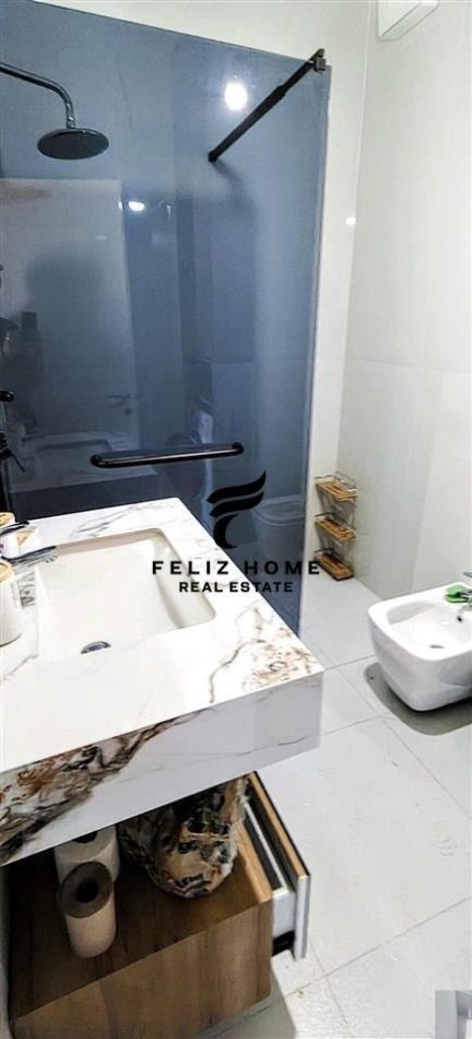 Tirane, jepet me qera apartament 1+1+Ballkon Kati 21, 78 m² 830 € (RRUGA E KAVAJES)