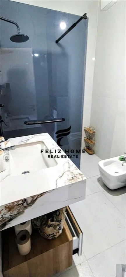 Tirane, jepet me qera apartament 1+1+Ballkon Kati 21, 78 m² 830 € (RRUGA E KAVAJES)