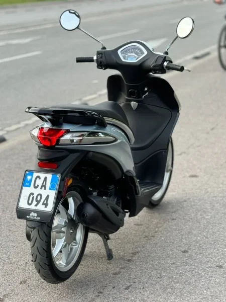 Tirane, shes Scooter Piaggo , gri metalizato 900 km 2.700 €