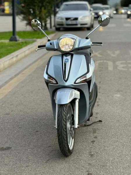 Tirane, shes Scooter Piaggo , gri metalizato 900 km 2.700 €