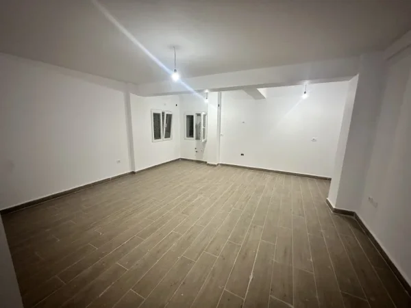 Tirane, shes apartament 1+1+Ballkon Kati 3, 86 m² 129.000 € (Selite mbi Marin Barletin)