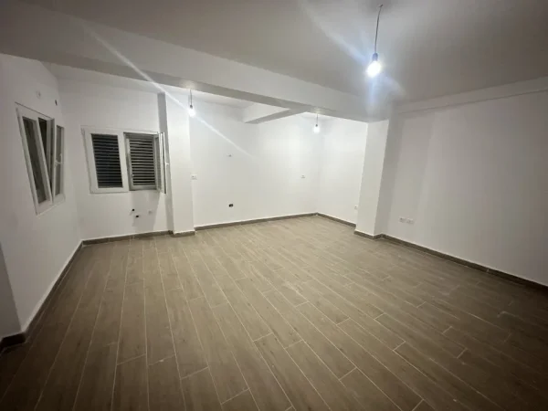 Tirane, shes apartament 1+1+Ballkon Kati 3, 86 m² 129.000 € (Selite mbi Marin Barletin)