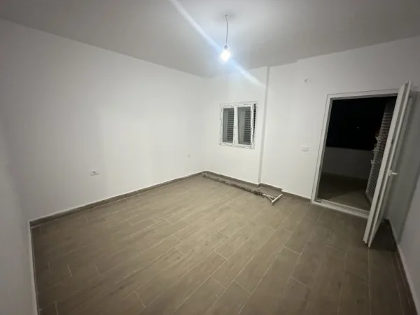 Tirane, shes apartament 1+1+Ballkon Kati 3, 86 m² 129.000 € (Selite mbi Marin Barletin)