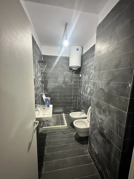 Tirane, shes apartament 1+1+Ballkon Kati 3, 86 m² 129.000 € (Selite mbi Marin Barletin)