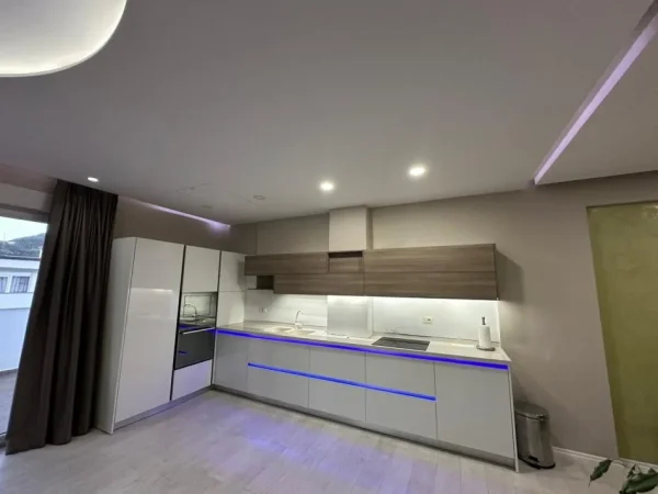 Tirane, jepet me qera apartament+verande | Penthouse 3+1+Aneks+Ballkon Kati 4, 190 m² 1.300 € (Liqeni i Thate)