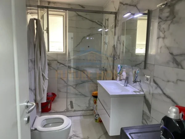 Tirane, shitet apartament 2+1+Ballkon Kati 3, 75 m² 150.000 € (ISH PARKU)