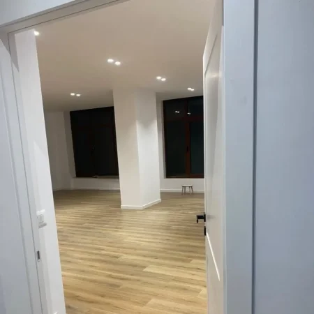 Tirane, jap me qera vetem 1 dhome 2+1 Kati 1, 80 m² 630 € (NELA 5,ASTIR VILA L)