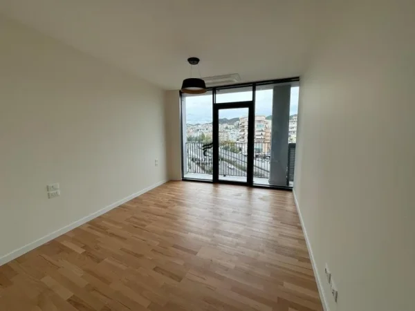 Tirane, jepet me qera apartament 2+1+Ballkon Kati 3, 120 m² 1.500 € (LAKE VIEW)