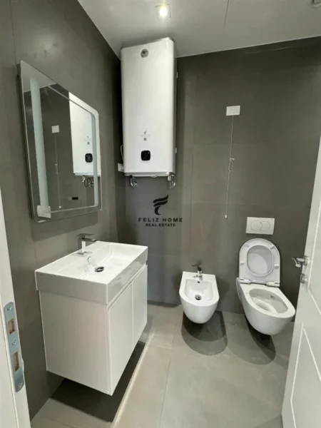 Tirane, jepet me qera apartament 2+1+Ballkon Kati 3, 120 m² 1.500 € (LAKE VIEW)