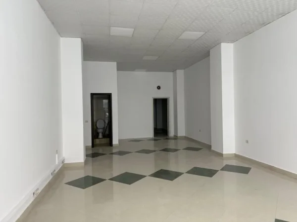 Tirane, shitet dyqan Kati 0, 83 m² 191.000 € (SHITET DYQAN ASTIR)