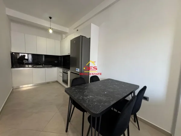 Vlore, jepet me qera apartament 1+1+Ballkon Kati 6, 70 m² 320 € (Rruga Sadik Zotaj)