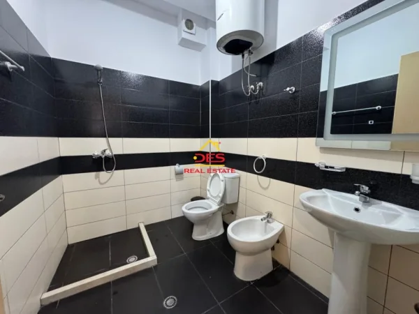 Vlore, jepet me qera apartament 1+1+Ballkon Kati 6, 70 m² 320 € (Rruga Sadik Zotaj)
