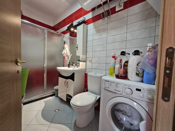 Tirane, jepet me qera apartament 1+1+Ballkon Kati 2, 50 m² 350 € (Liqeni Thate rruga Peti)