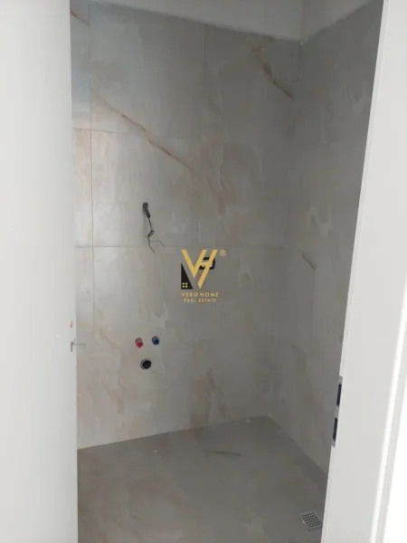 Tirane, shitet dyqan Kati 0, 84 m² 207.700 € (DON BOSKO)