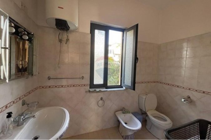 Tirane, jepet me qera apartament 2+1 Kati 2, 100 m² 350 € (Bulevardi Zhan Dark)