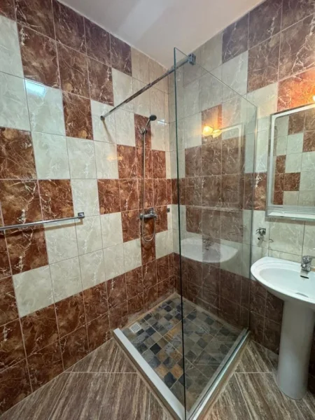 Shqiperi, jepet me qera apartament 2+1+Ballkon Kati 4, 100 m² 500 € (Rruga Thesarit)